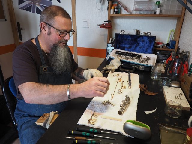 Stéphane Le Gall dans son atelier à Morigny-Champigny. Les Clés de Stef réparateur instrument à vent Morigny-Champigny