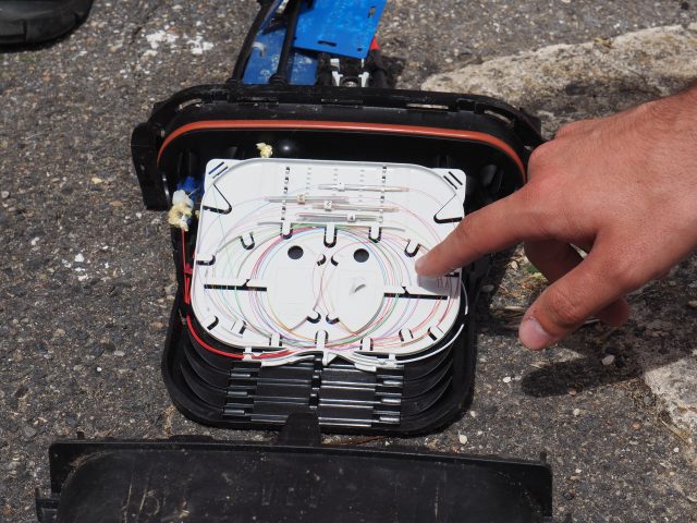 Un boîtier de fibre optique dans une des rues de Chapmpcueil ouvert par un technicien d'Orange.