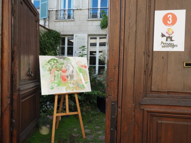L'entrée de l'exposition de Maëlle Foix au 6, rue de la Geole. pensées sauvages art contemporain Dourdan