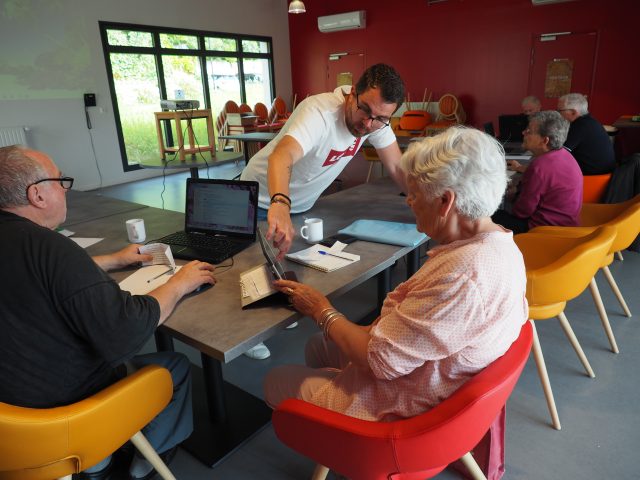 Lardy offre des ateliers d'inclusion numérique aux seniors avec Benjamin Cotty. atelier informatique ordinateur tablette smartphone