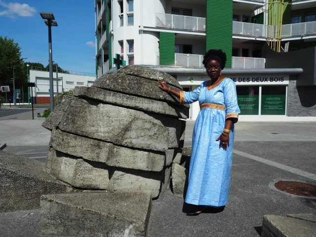 Aïsseta Cissé sur la place Camile-Guérin à Evry-Courcouronnes, à deux pas de l'association Génération II. portrait Aïsseta Cissé Génération II Evry-Courcouronnes