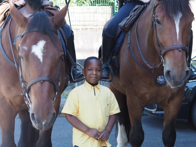 Nathan a approché de près deux chevaux de l'unité équestre.