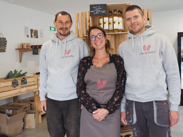 De gauche à droite : Cédric, employé à la ferme, Lorenza gérante de l'épicerie et Thibault, co-gérant et agriculteur.