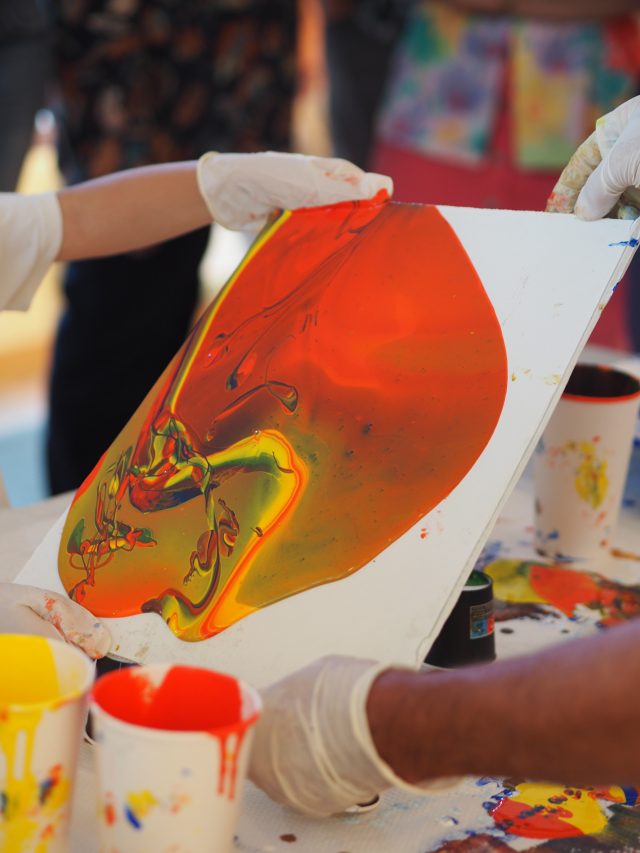 Le peintre Thierry Plat a présenté une démonstration de pouring.