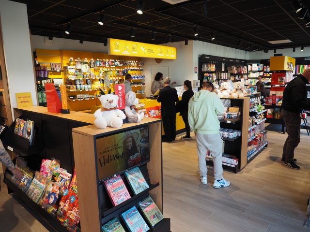 La librairie propose de nombreux services comme les photocopies et le relais colis.