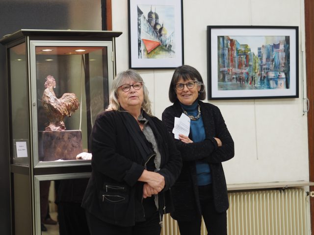 L'artiste-peintre Patricia Cabillon et Catherine Verlyck, maire-adjointe déléguée à la Culture devant les aquarelles.