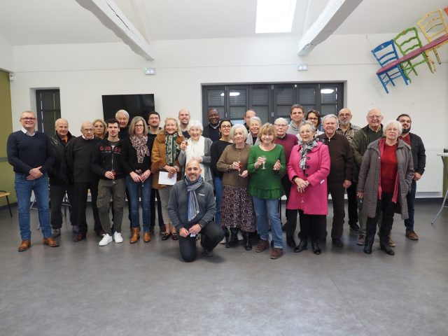 Les élus de Dannemois, le prêtre de la paroisse de Milly-la-Forêt et les donateurs pour le clocher.