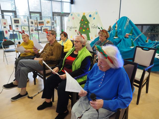 Six seniors du groupe de la chorale de la résidence Amodru.