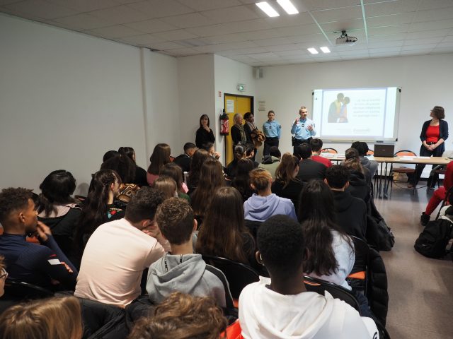 La première intervention a eu lieu le 23 novembre au collège de Villeroy de Mennecy.