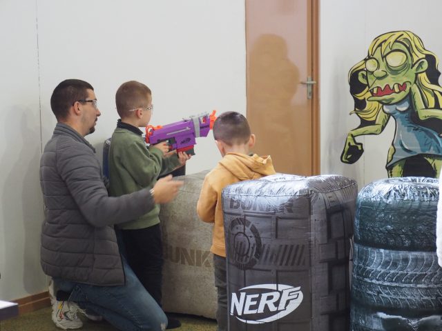 Le stand de Nerf avec les zombies à toucher avec les fléchettes en mousse.