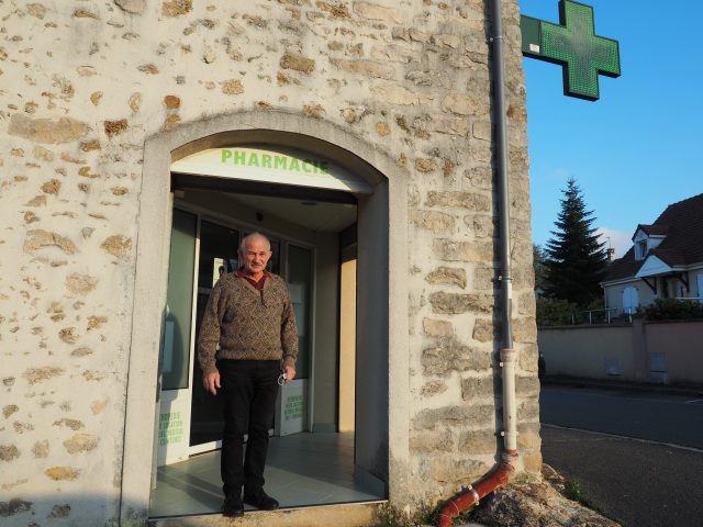 Jacques Cabot devant sa pharmacie.