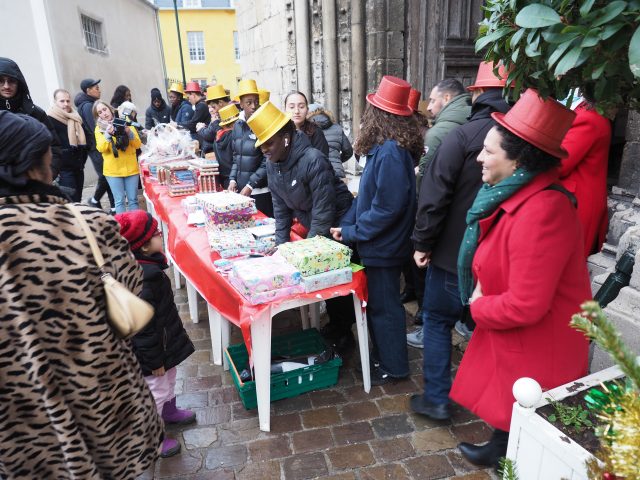 L'une des distributions s'est déroulée sous le porche de l'église Notre-Dame à Etampes.