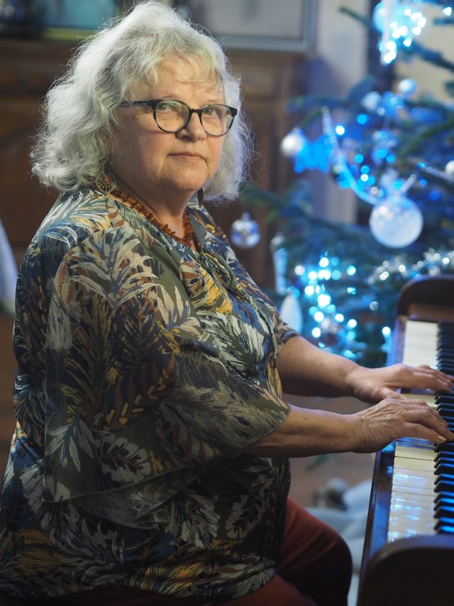 Geneviève Desplace devant son piano. Elle a commencé à en jouer à l'âge de 4 ans.