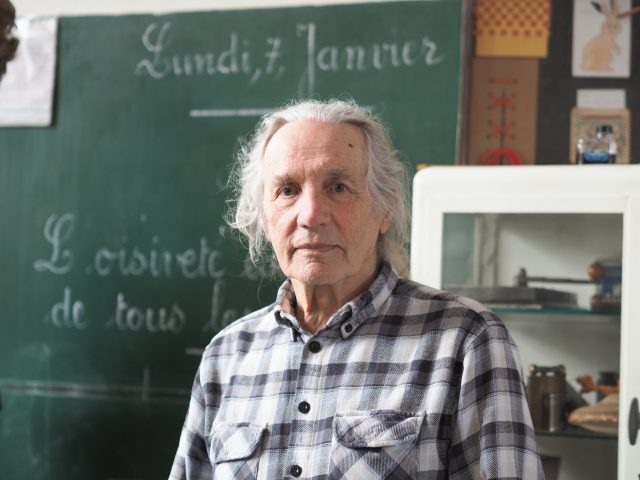 Claude Nobileau dans l'espace Ecole d'autrefois au musée des vieux métiers de Bouray-sur-Juine.