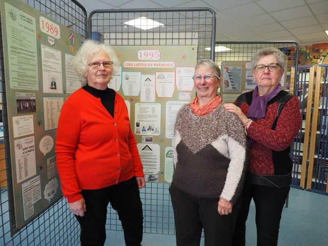 Trois membres du bureau de l'association Saint-Vrain et son histoire à l'exposition.