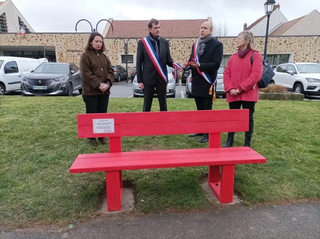 Inauguration du banc rouge de Nozay