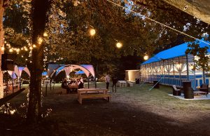 restaurant l'éphémère Sylvain Rénier cuisine française thaïlandaise plein air tonnelle lanternes photo non libre de droits