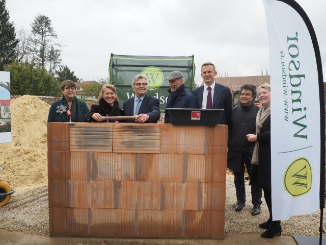 Les élus locaux ont contribué à la pose de la première pierre. Windsor domaine Montmidi Marolles-en-Hurepoix