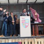 Le maire de Mondeville, Xavier Bionne, présente le coq pour la première fois aux habitants.