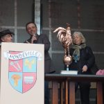 Le maire de Mondeville Xavier Bionne (au centre) et Joël Maisonneuve (à gauche) sur la scène du Marché’phémère.