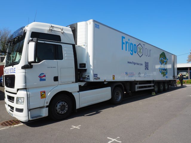 Le camion du FrigoTour dans la cour du lycée Alexandre-Denis de Cerny.