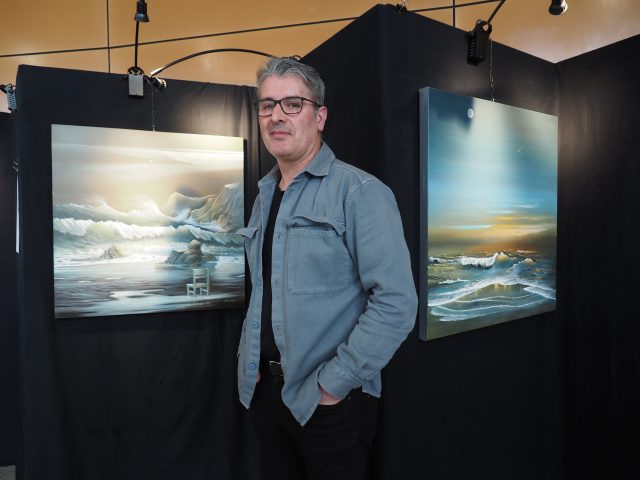 L'artiste-peintre Gabriel Pelarigo à l'espace Georges-Brassens d'Itteville.