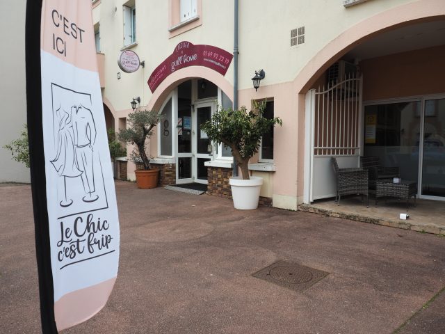 La friperie est installée dans la grande-rue. friperie le chic c'est frip Morigny-Champigny centre-ville grande rue