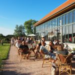 Le restaurant est situé dans les anciennes écuries du château de Saint-Vrain.