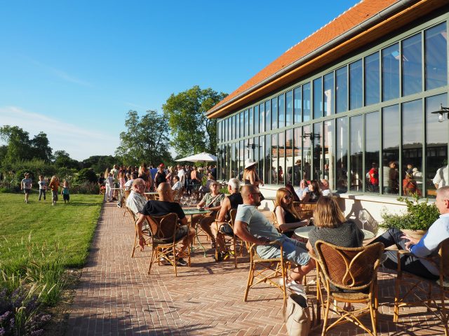 Le restaurant est situé dans les anciennes écuries du château de Saint-Vrain.
