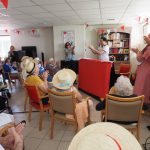 Les résidents ont chanté avec le personnel « L’amant de Saint-Jean » de Lucienne Delyle.