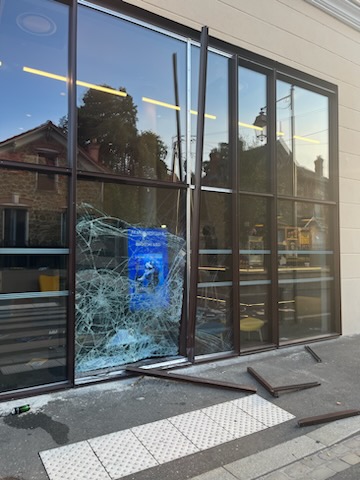 Photo of Cine Arpajon vandalizado y saqueado durante la noche