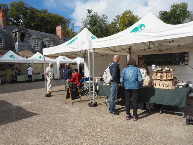 Les visiteurs sont invités à repartir les bras chargés de gourmandises et de cadeaux artisanaux.