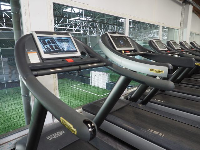 Ceux qui utilisent les tapis de course ont vu sur les terrains de foot.