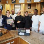 L’équipe de La Douce tradition avec les lauréats Jean-Guy Prompt (3e à gauche / 5e meilleure pâtisserie catégorie Employeurs) et Moïse Jock (2e à partir de la droite / 6e dans la catégorie Apprentis).