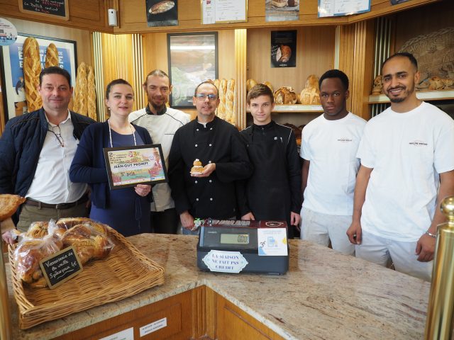 L'équipe de La Douce tradition avec les lauréats Jean-Guy Prompt (3e à gauche / 5e meilleure pâtisserie catégorie Employeurs) et Moïse Jock (2e à partir de la droite / 6e dans la catégorie Apprentis).