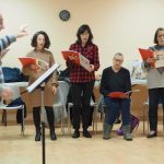 Le groupe est accompagné par Jacques Guérin en tant que chef de chœur et Maria-Cristina Lefevre au piano.