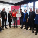 Le réseau Initiative Essonne a remis un chèque symbolique à l’opticien menneçois.