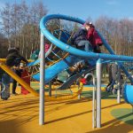 L’aire de jeux comporte plusieurs structures d’escalade.